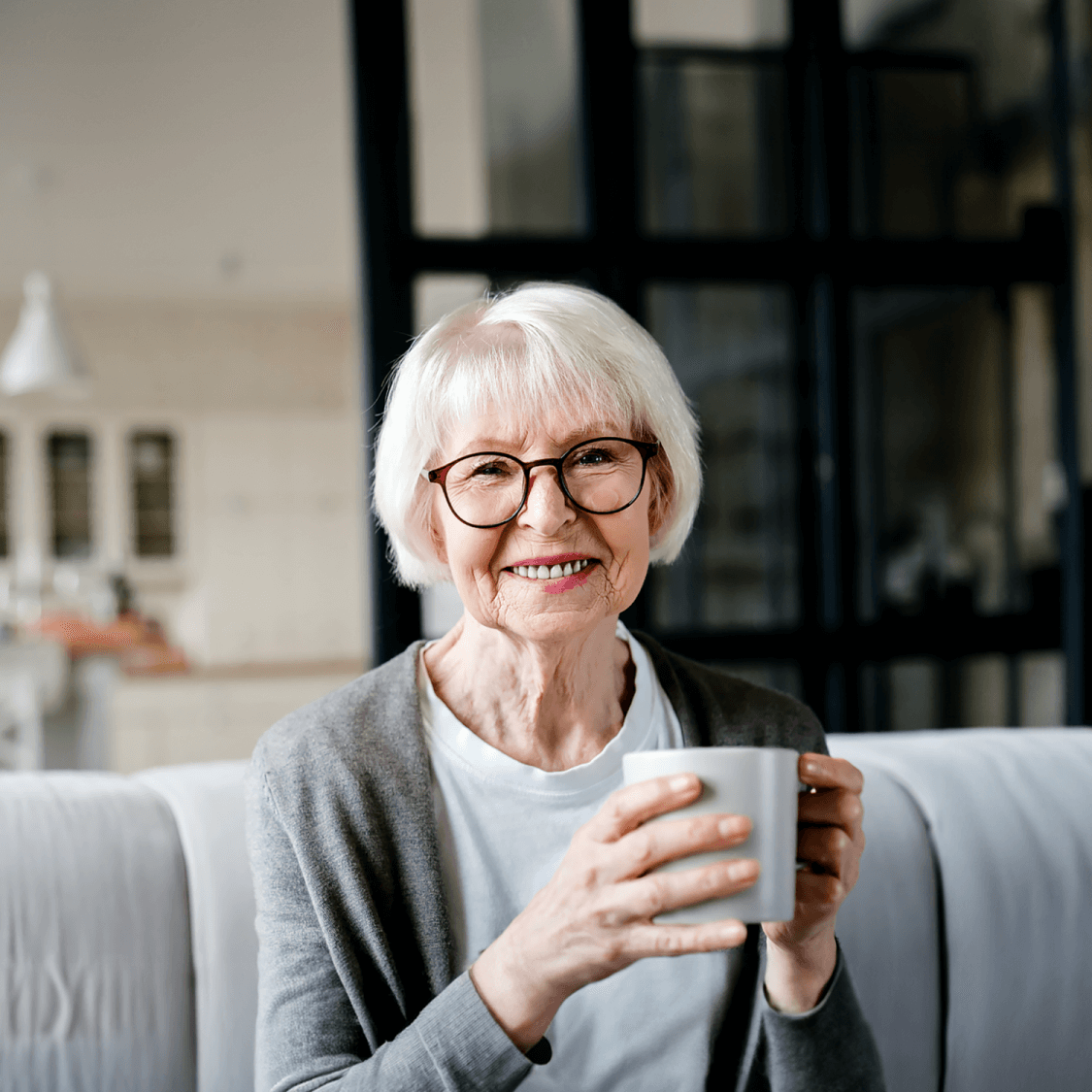 Důchodkyně Iva pomáhá dceři  v obchodě